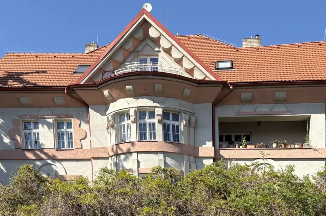 Slavné vily na jižním svahu Vinohrad a kolonie Svobody