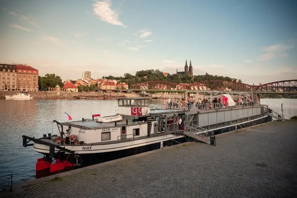 Hrací Skříň Praha na lodi Cargo Gallery