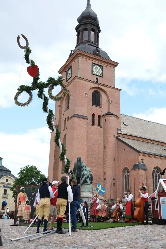 Majstångsresning på Stora torget i Falun