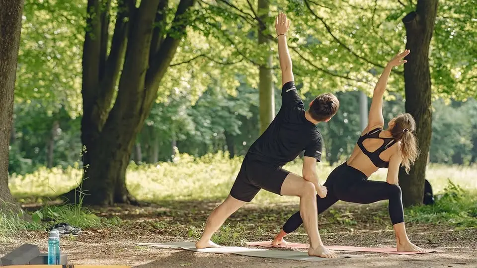 Joga w parku – niedzielne południe z naturą