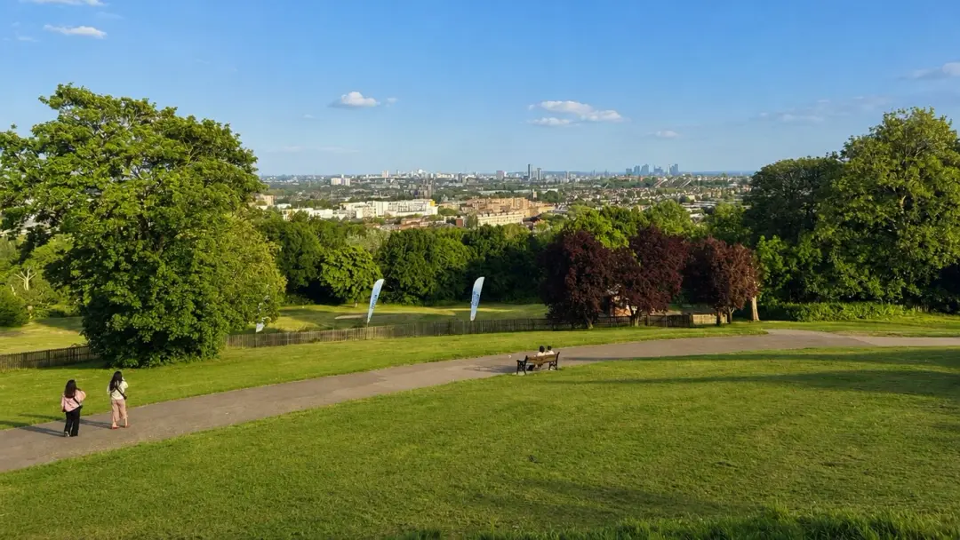 Relaxed evening stroll along North London’s green pathways