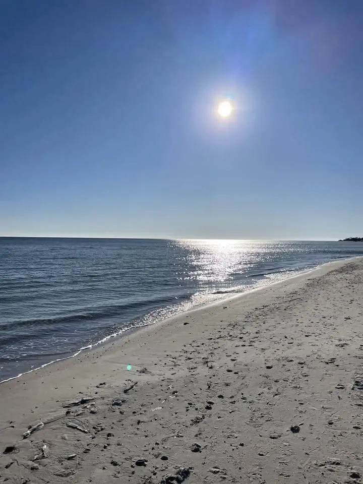 Sensing Yoga på stranden med Holistique