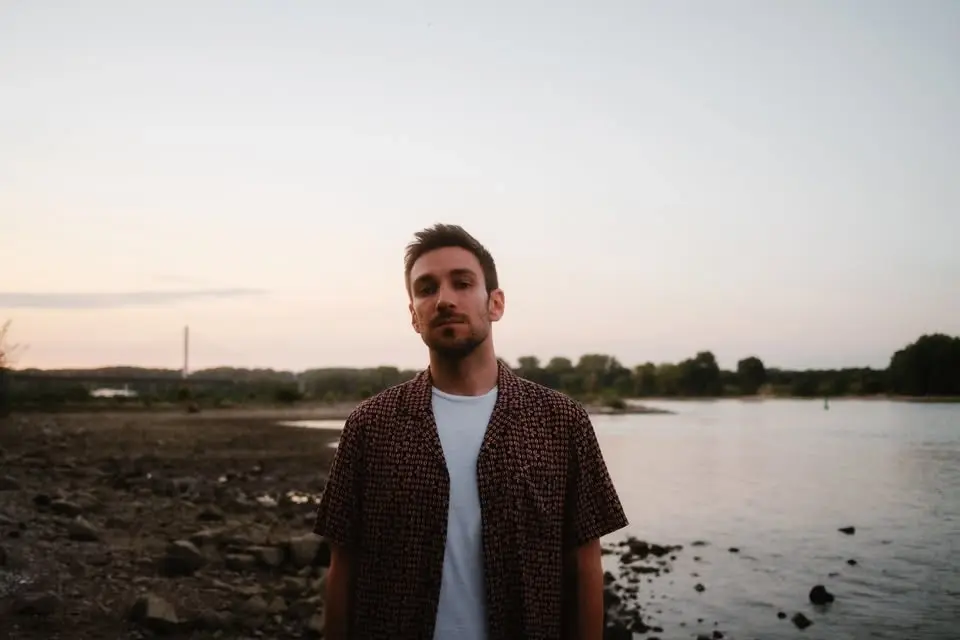 Sofakonzert mit dem Kölner Singer-Songwriters Julian Adler 