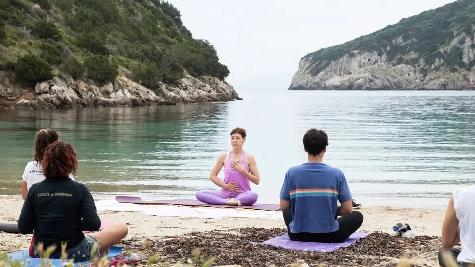 Yoga in spiaggia a Cala Moresca
