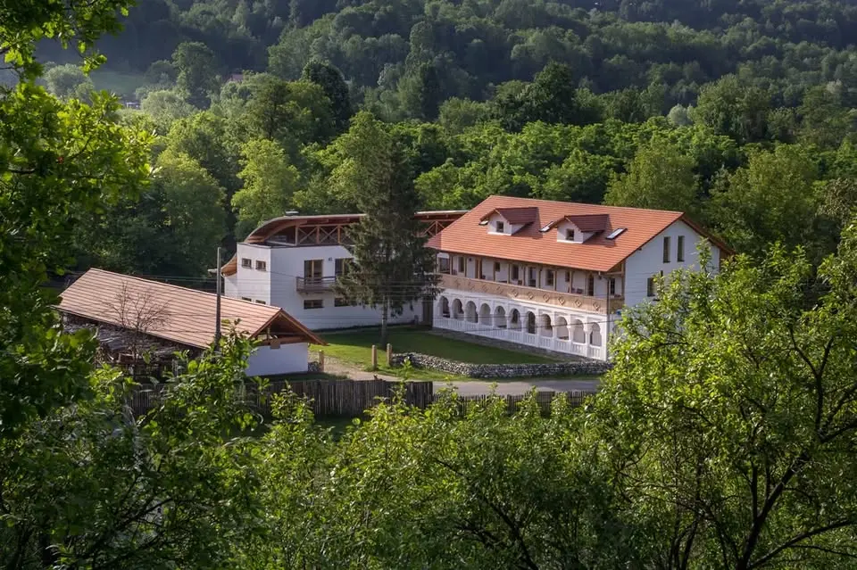 Sfânta Maria la Hanul Vatra, lângă Horezu — ateliere de olărit, lumânări, țesătură și poezie