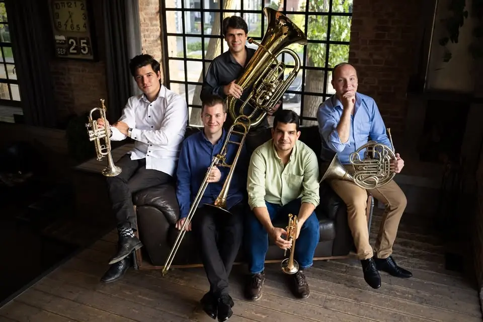 Az In Medias Brass koncertje a Vaszary Villa kertjében 