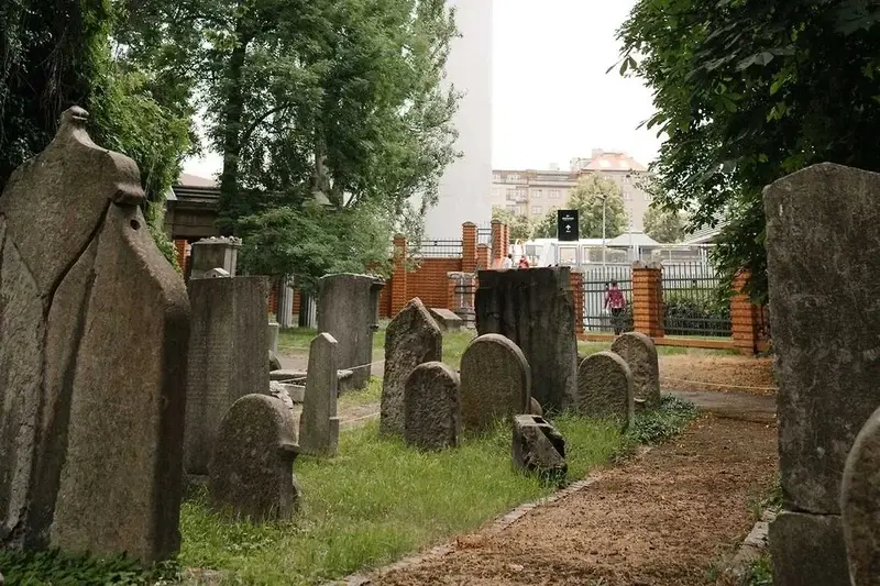 Do pravěké historie židovských náhrobků