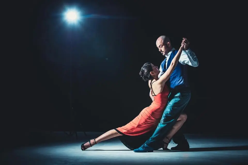 SALSA & BACHATA CLASSES & PARTY