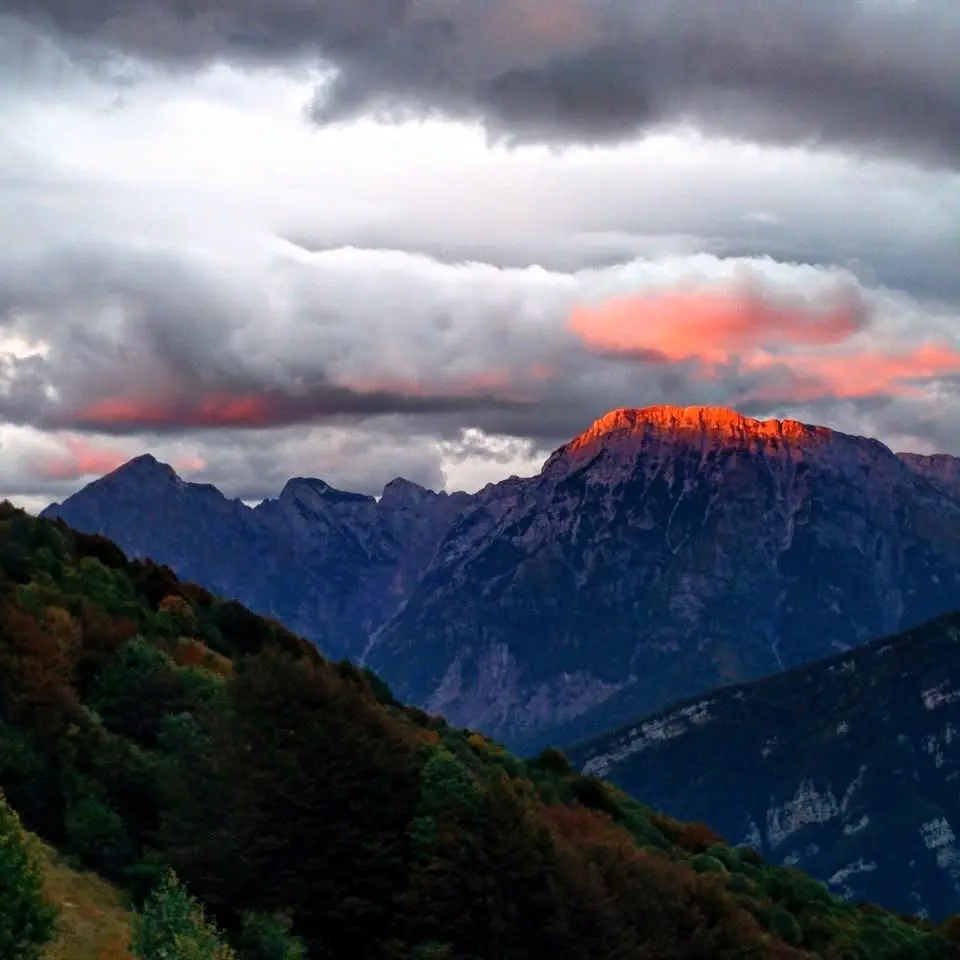Monte Fara al tramonto con cena in malga