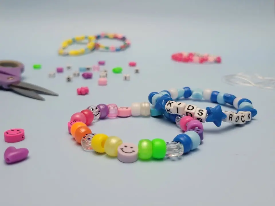 Weekly pop-in kids craft: FRIENDSHIP BRACELETS