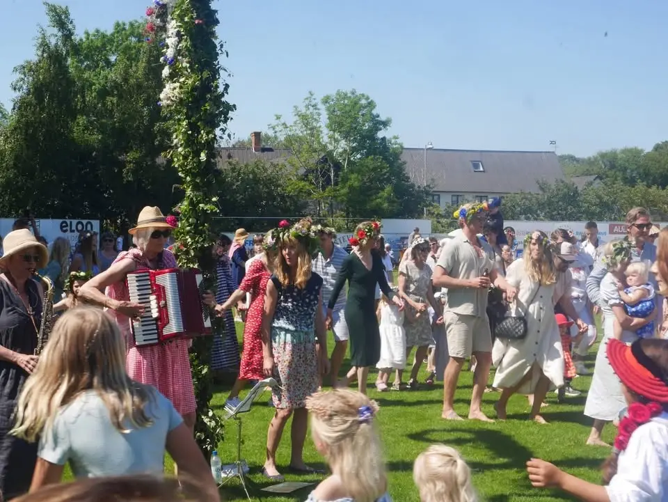 🌸 Välkomna till midsommarfirande på Branteviks IP! 🌸