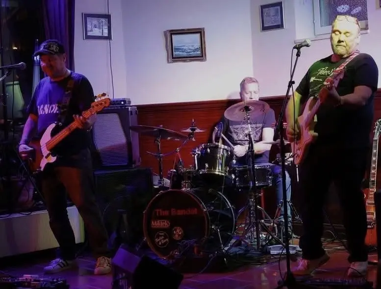 THE BANDET