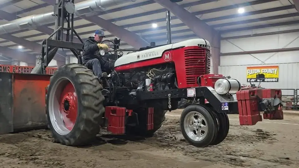 Tractor pull during Old timers Day's show