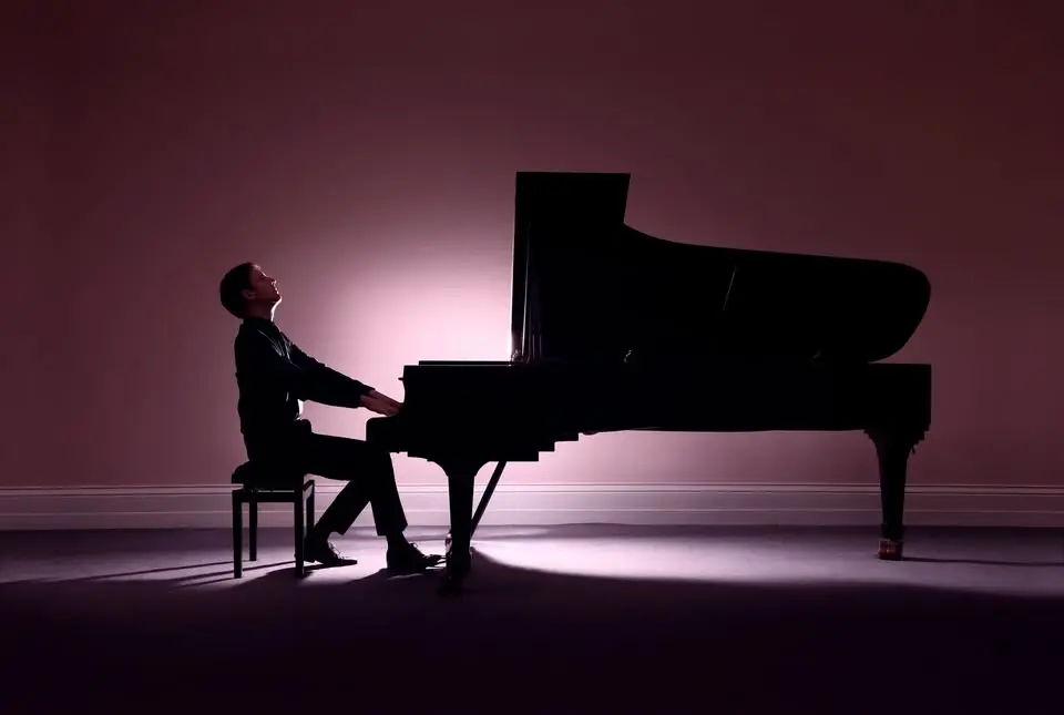 Finghin Collins piano