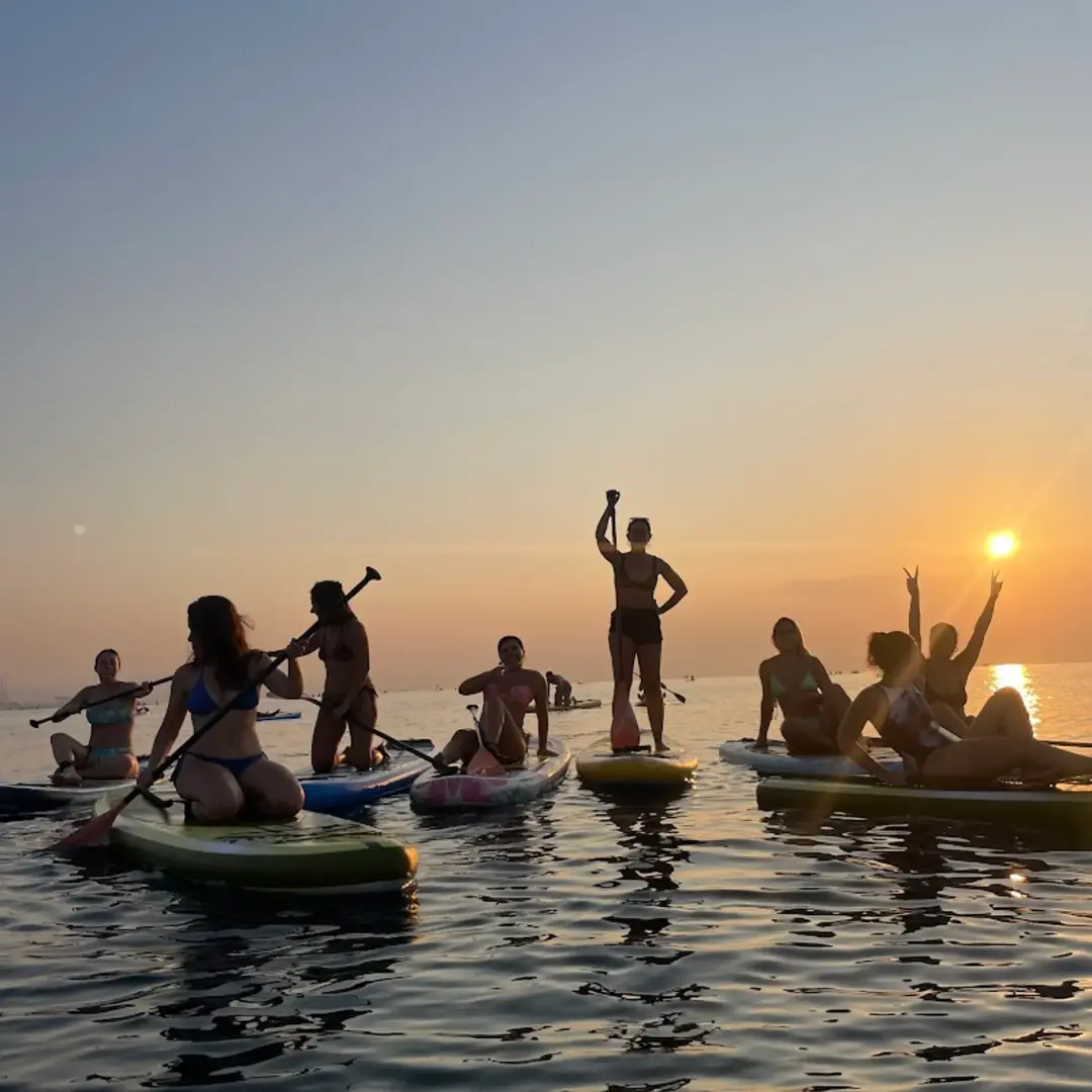 Paddle surf al amanecer