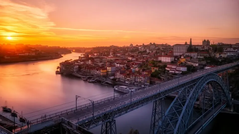 Solo travellers: casual hangout in Porto (4pm)