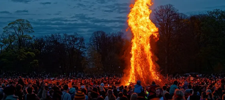 Fira valborg i Slottsskogen den 30 april med körsång, brasa och gemenskap