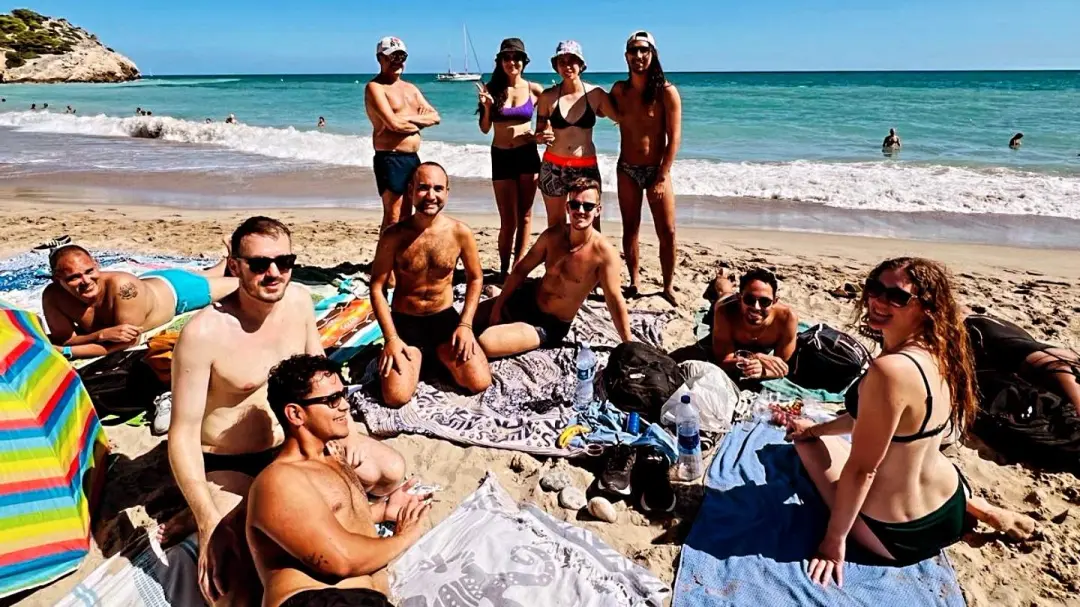 🏖️ Beach day together in Sant Pol de Mar 🌊 ⛱️ ¡Día de Playa junt@s! 🧺🃏👙🥽