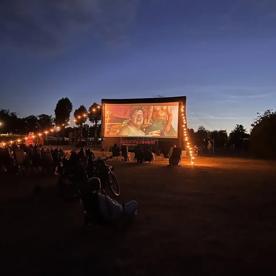 Utebio på Hjo Camping - Filmen "Sunes Sommar" visas.