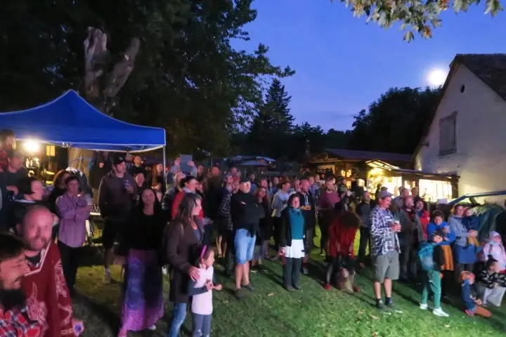 Hudební festival na dvorečku.