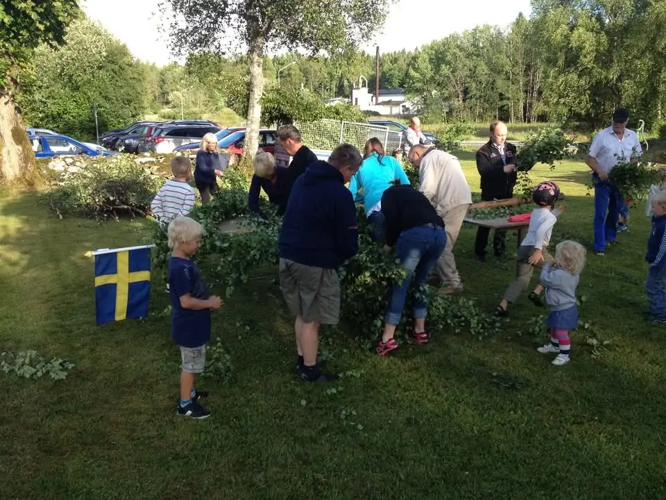 Klä midsommarstången i Marielund