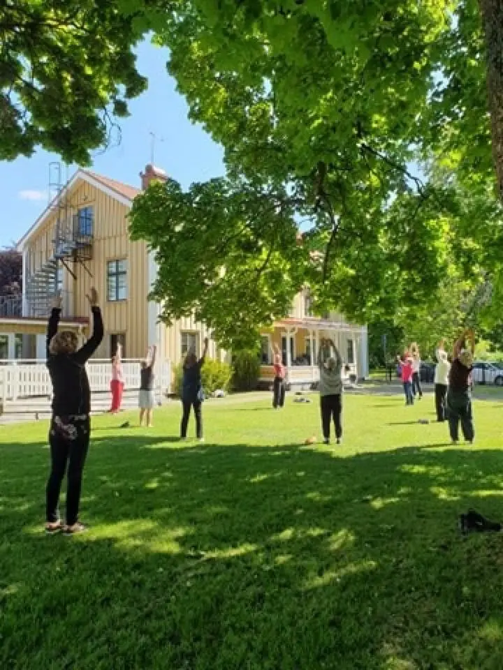 Trädgårdsyoga vid Seniorernas Hus