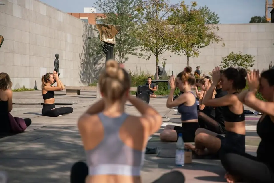 Yoga im Skulpturentgarten | Neue Nationalgalerie