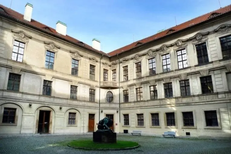 KLUB PŘÁTEL Sochy, které žijí ve Šternberské zahradě