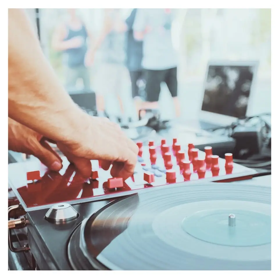 DJ Sommar vid havskanten