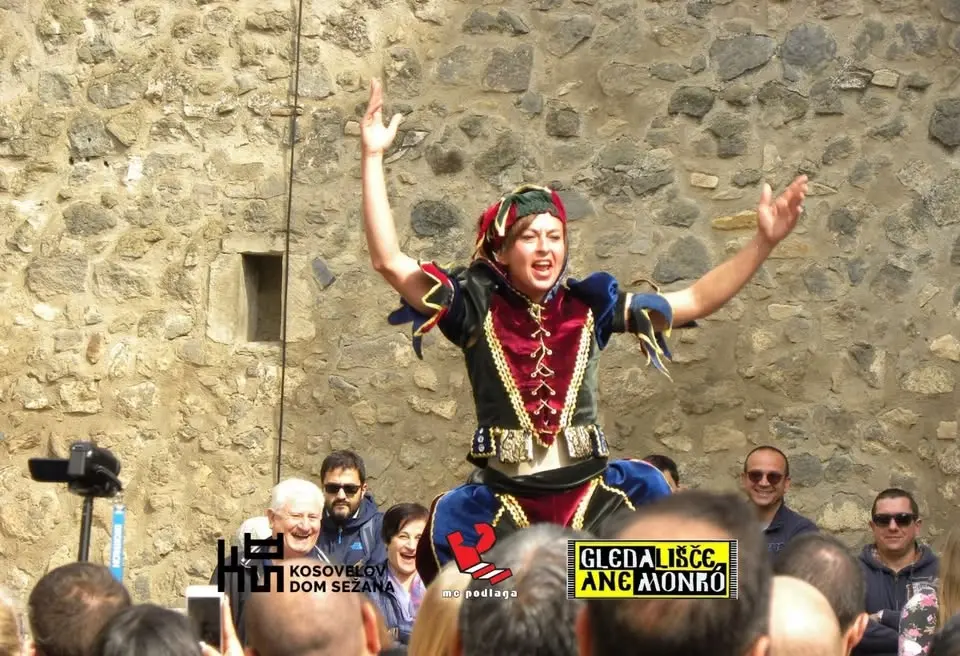 𝐀𝐍𝐀 𝐃𝐄𝐒𝐄𝐓𝐍𝐈𝐂𝐀, mednarodni festival uličnega gledališča