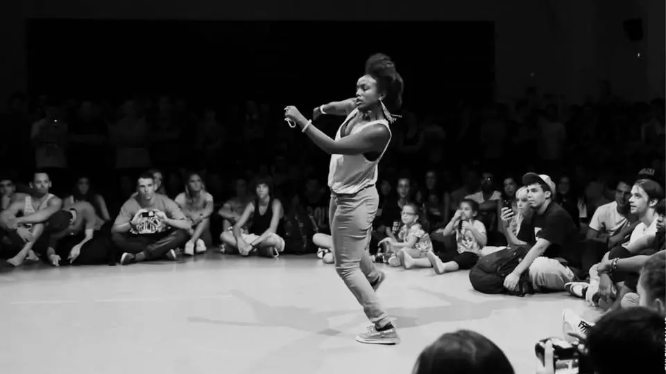 Dansbaserad visning med Niki Awandee Tsappos: Moves and Imagination