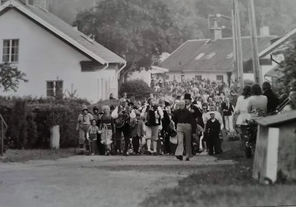 Sommarens utklädningsfest i Skebobruk