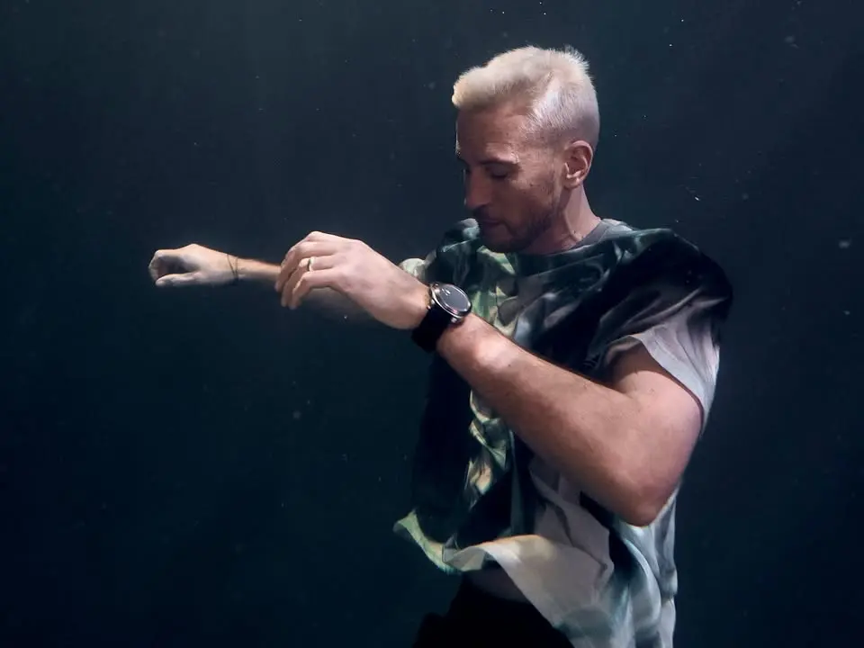 Ciało: Eli Brown