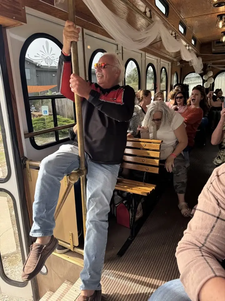 🍷 Bridges and Bubbles Trolley Winery Tour