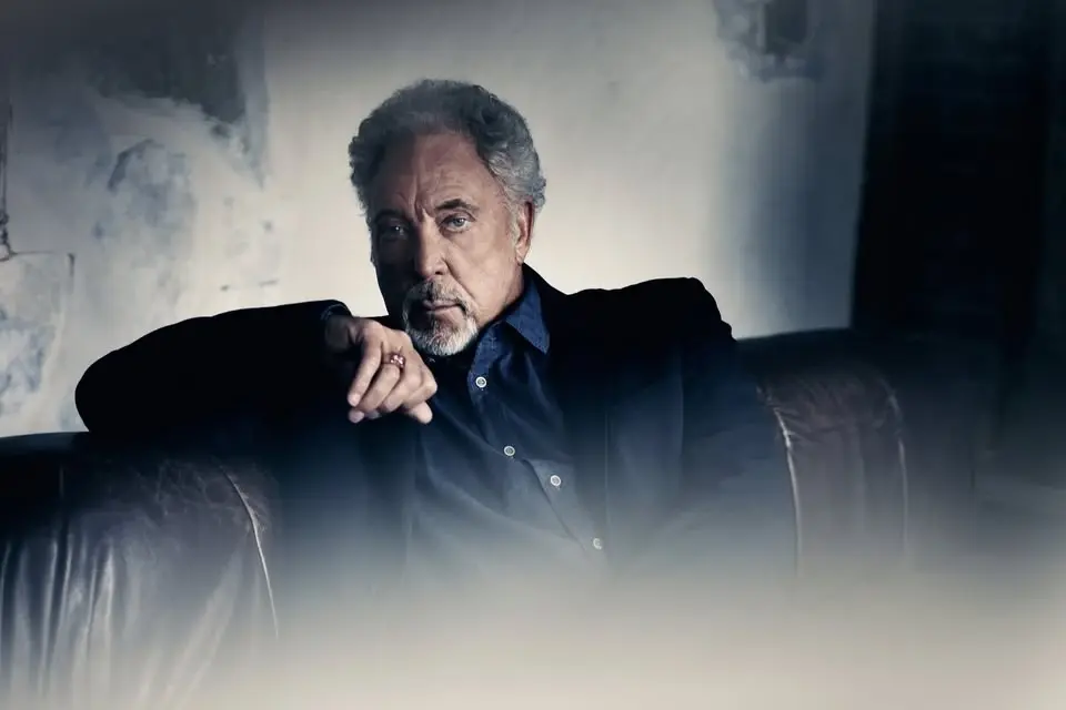 Tom Jones - COME GATHER ROUND 2026 | Ticket + Hotel