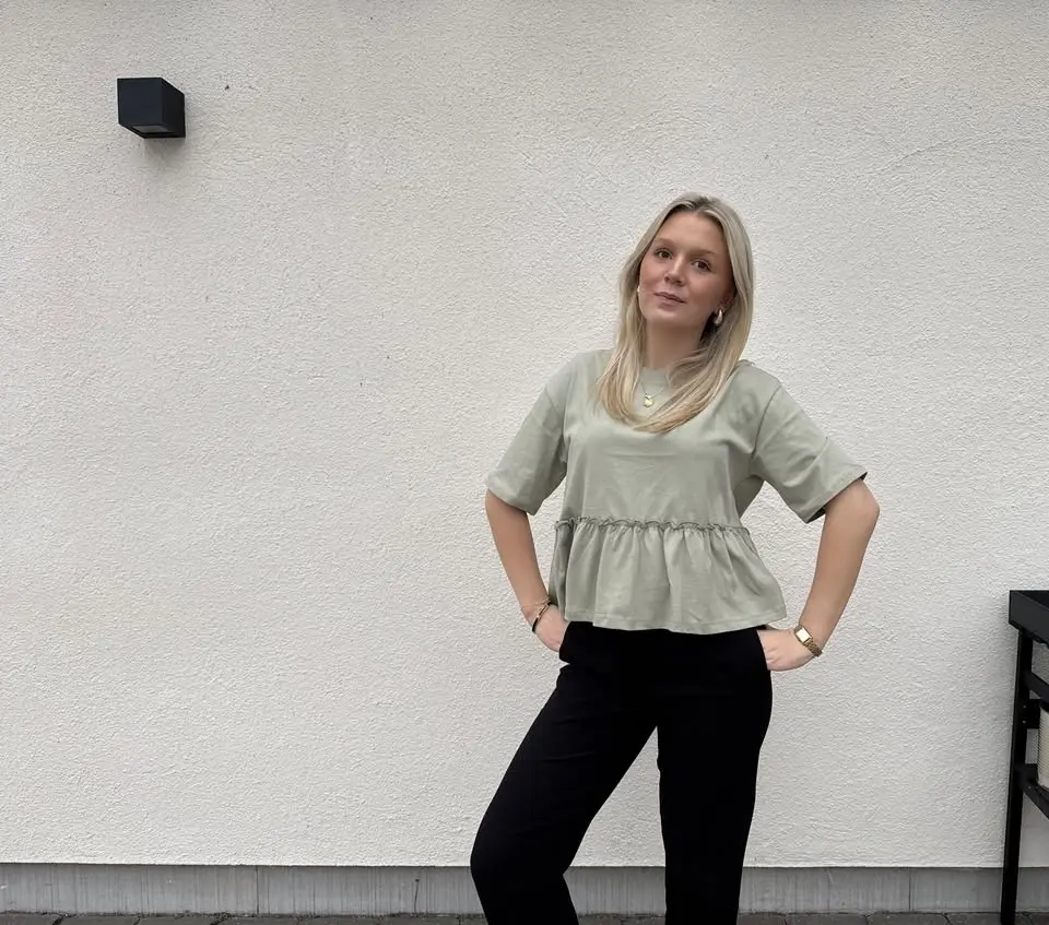 Trubaduren Lowa Lundberg spelar vid Gamla torget