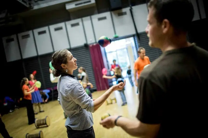 Kouzelnický balíček: divadlo + žonglovací workshop