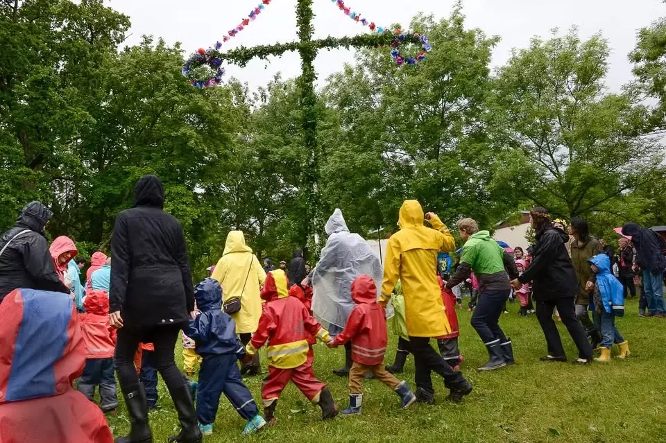 Midsommar KARAOKE från 17.00(Ni VET att det kommer regna så ni kan lika gärna komma till Potatisen)