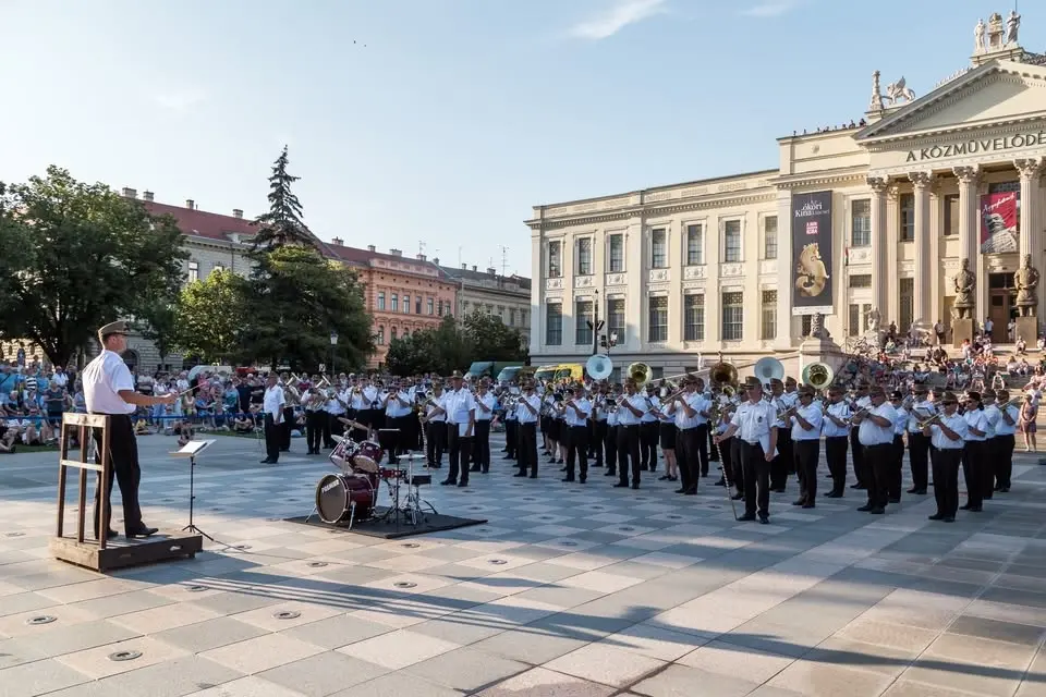 Júliusi térzene a Móra-Parkban