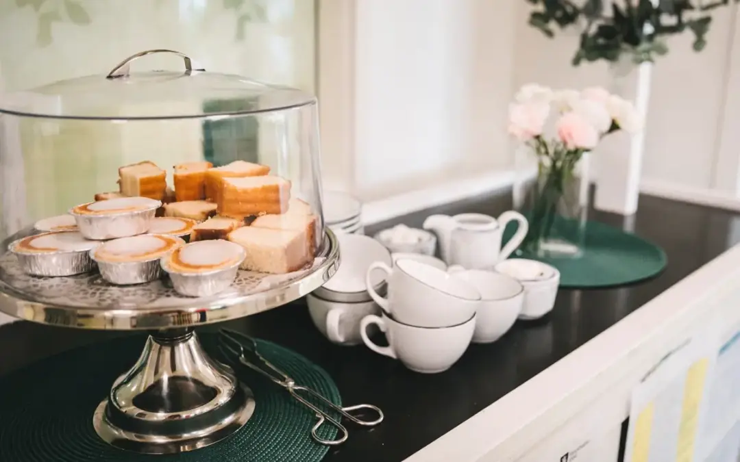 Sommarkafé med underhållning i trädgården
