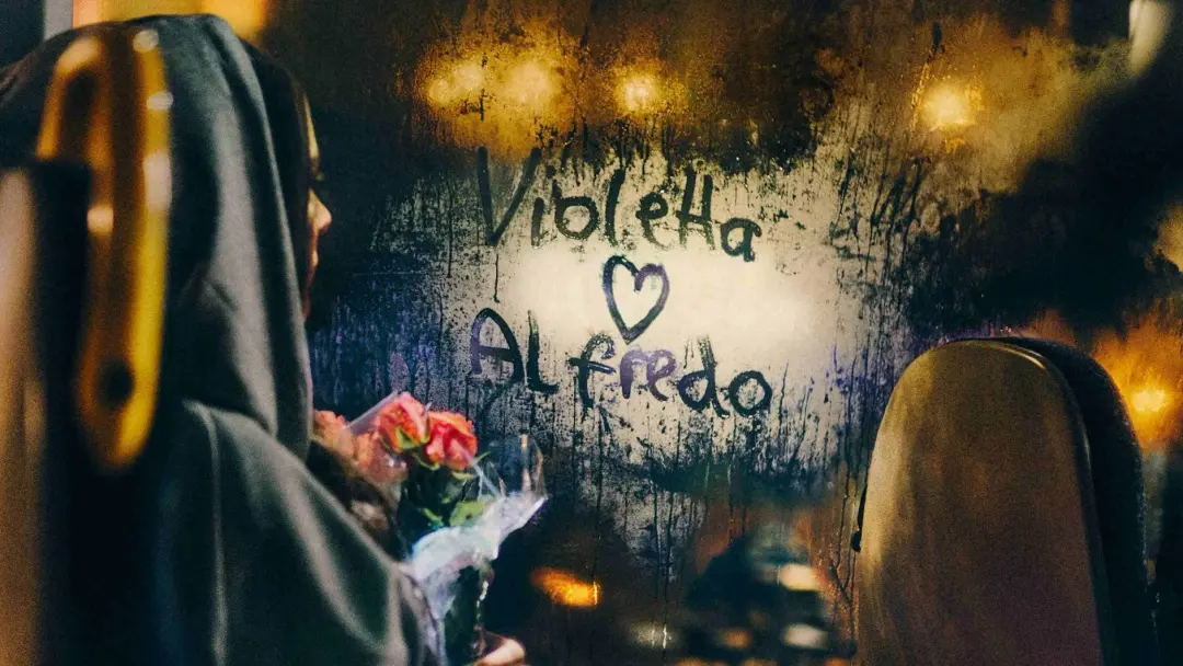 Violetta tar bussen