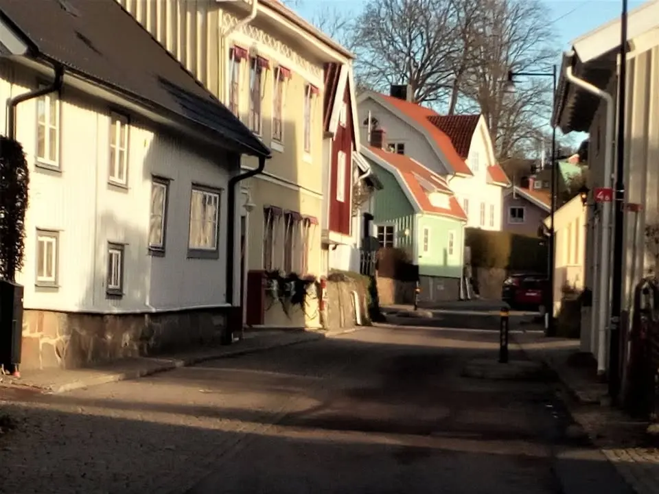 Guidad stadspromenad längs Östra gatan i Kungälv