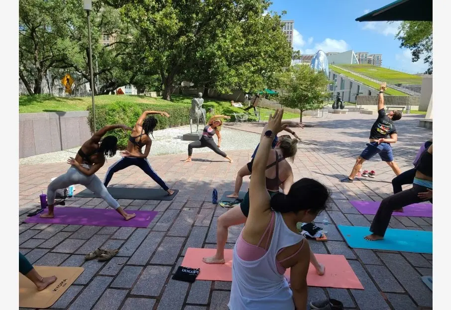 MFAH on the Move | Bilingual Yoga