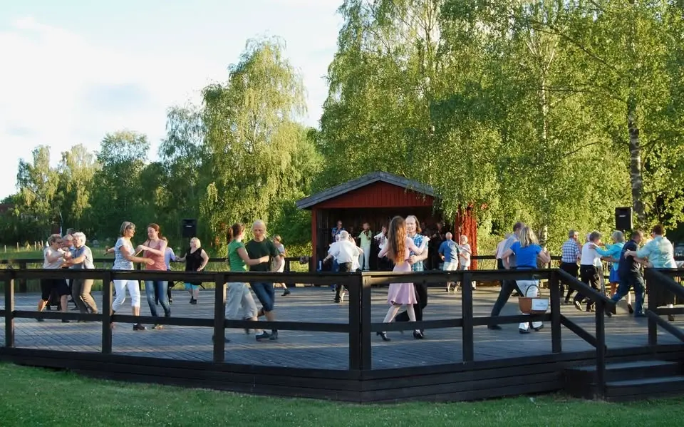 Kvällsöppet med musik och gammaldans för alla