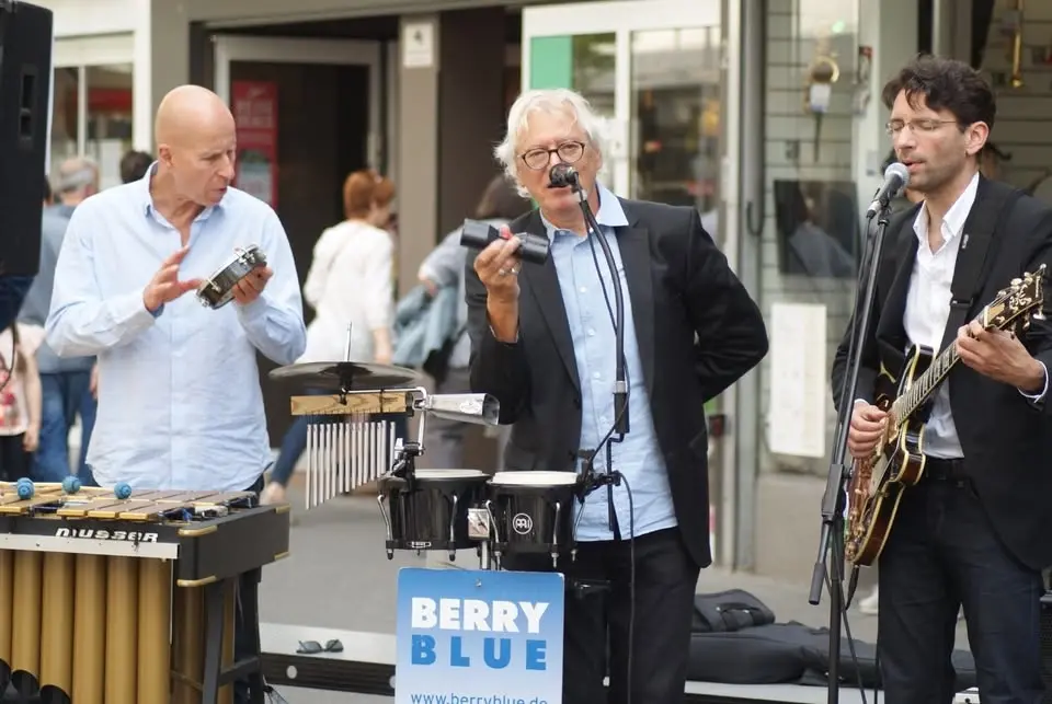 Musikalischer Wochenmarkt mit dem Berry Blue Trio