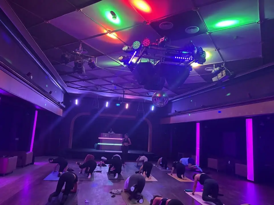 Drumnbass pilates s DJ