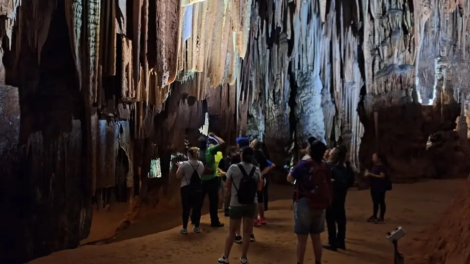 Caverna do Diabo e Cachoeira do Araçá
