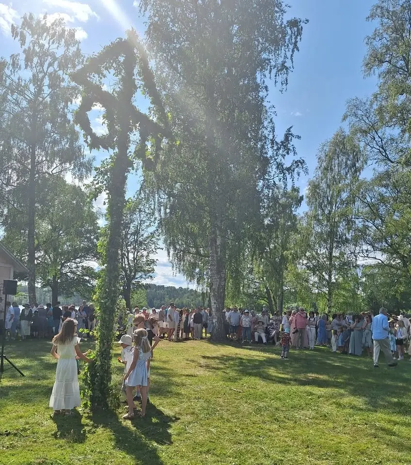 Midsommarfirande i Gränna Strandhotells Brunnspark