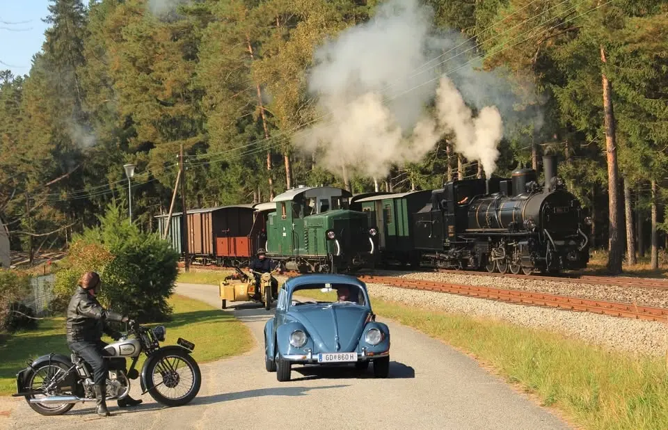 Oldtimertreffen auf Straße und Schiene