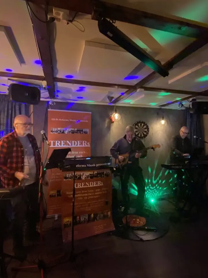 TRENDERs🤠🤠🤠 kör musikcafe' Nostalgi på KH Vingen igen! Lite typ radio Luxemburg ish! GOA LÅTAR! 